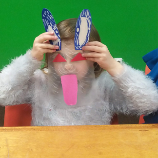 Image : Enfant portant un masque de lapin fabriqué pendant un atelier "Tout en relief"