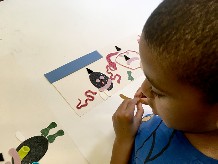 Image : Enfant en train de créer son histoire tactile lors d'un atelier
