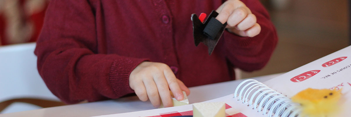 Notre ouvrage À Table! dans les mains d'une enfant