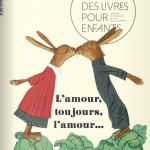 couverture numéro 316 revue des livres pour enfants représentant deux lièvres débout comme des humaines s'embrassant au dessus de choux