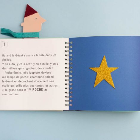 Livre ouvert avec à gauche le texte GK et braille et à droite l'illustration de l'étoile dorée