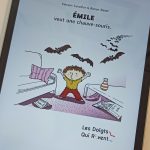 photo d'une tablette sur laquelle est affichée la première page de l'epub Emile veut une chauve souris