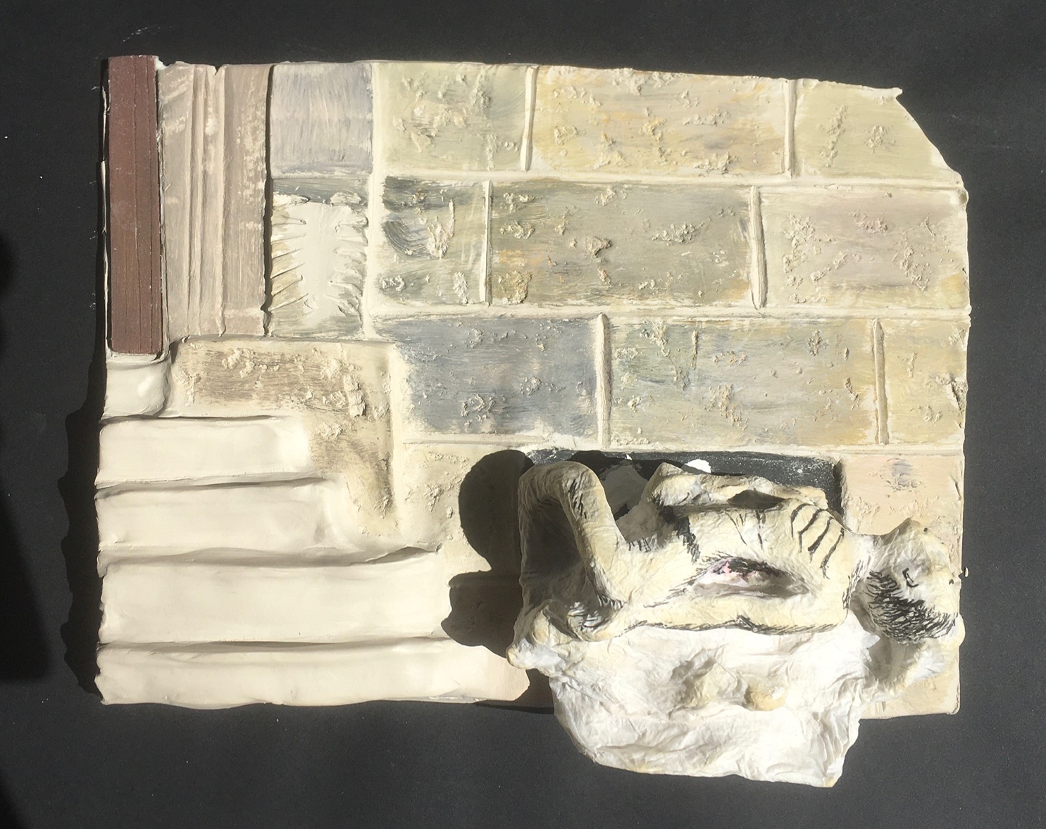 ERNEST PIGNON-ERNEST Le Soupirail Bas-relief en argile modelée et peinture acrylique texturée à l’aide de médiums. Année réalisation de l’interprétation tactile : 2017.