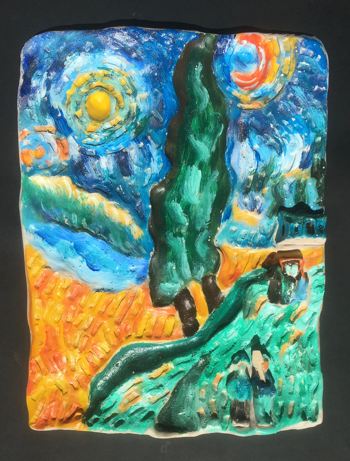 Vincent Van Gogh Route avec un cyprès et un ciel étoilé Peinture tactile en relief : bas-relief en argile modelé et réhaussé de peinture acrylique texturée à l’aide de médiums, personnages, maisonnette et charrette modelés en argile et peints comme des santons de Provence. Année réalisation de l’interprétation tactile : 2019.