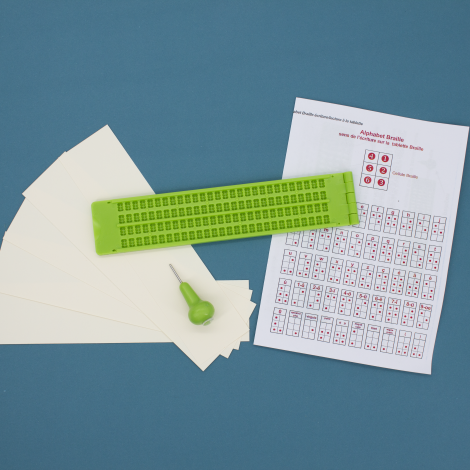 tablette braille avec poinçon et alphabet braille
