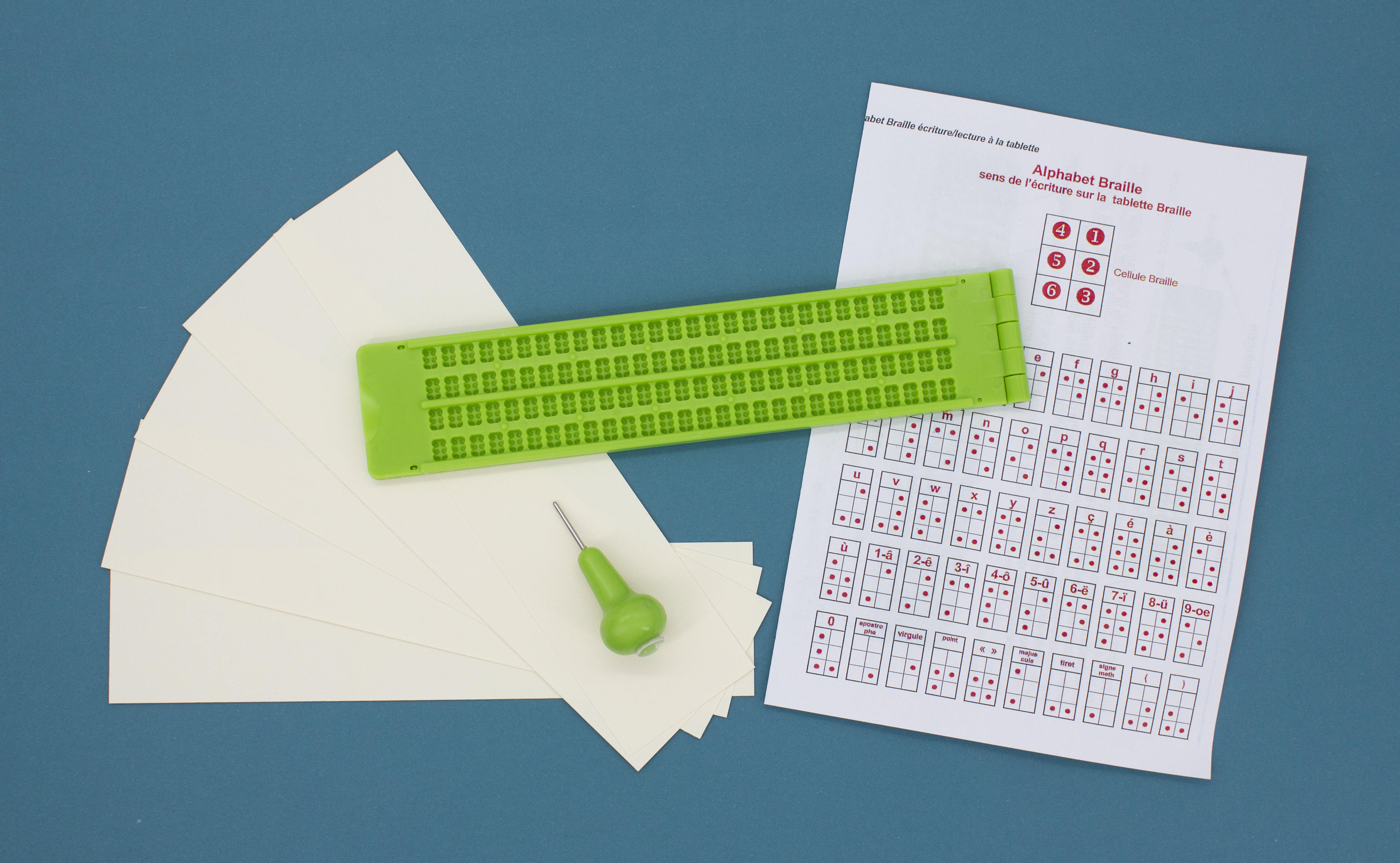 tablette braille avec poinçon et alphabet braille