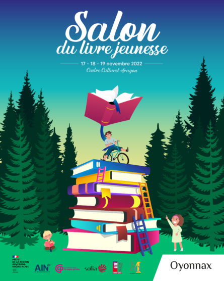 Sur l'illustration on voit une pile de livres géant qui se trouve au milieu de la forêt. Des enfants grimpent sur la pile de livres à l'aide d'échelles. En haut de l'affiche, dans le ciel au dessus des arbres de la forêt, est écrit le titre "salon du livre jeunesse"