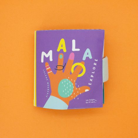 couverture du livre en tissu, une main d'enfant multicolore entourée d'anneaux, de fils, de petits traits