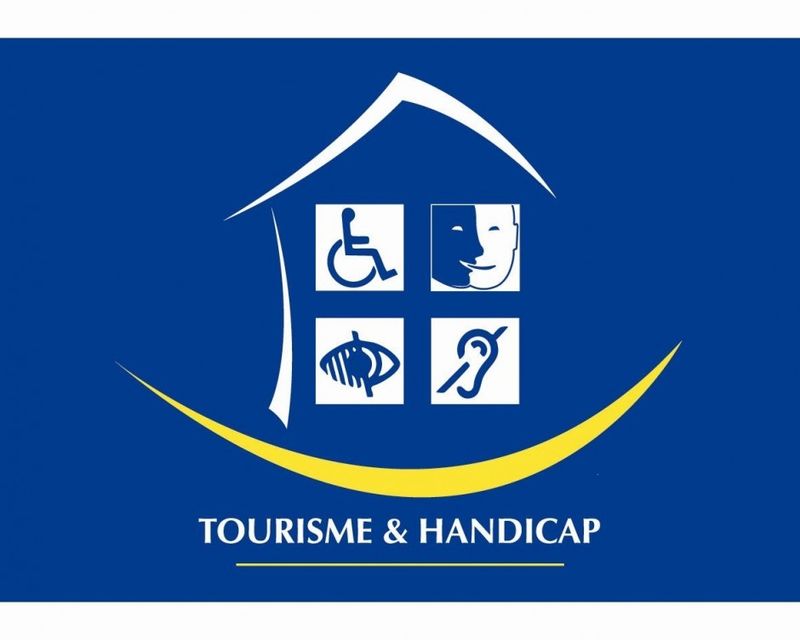 le logo représente une maison avec à l'intérieur les 4 pictogrammes des handicaps moteurs, mentaux, visuels et auditifs.