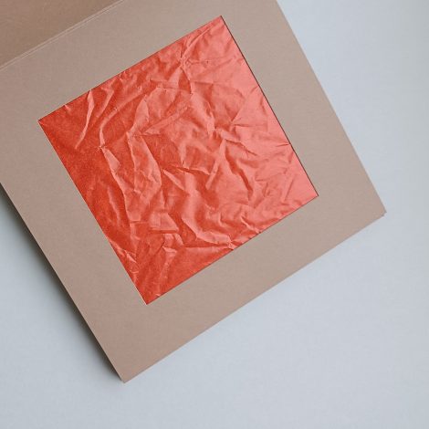 papier froissé orange qui imite le son du crépitement du feu