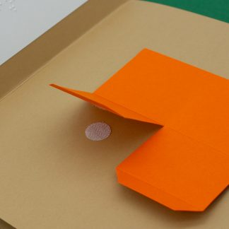 papier orange décollé par un velcro