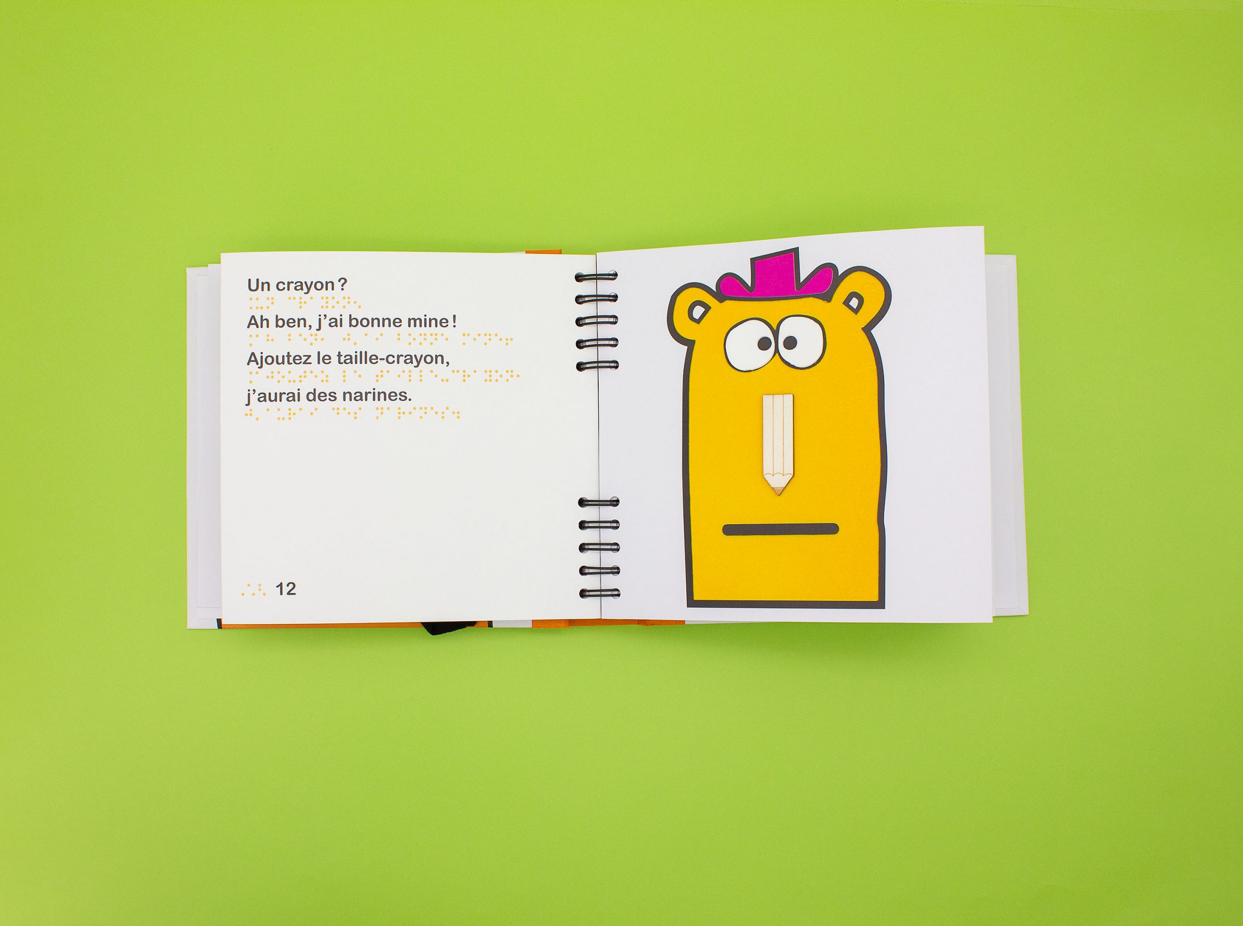 Double page avec le texte à gauche et l'illustration à droite sur laquelle le nez du personnage est remplacé par un crayon en bois.