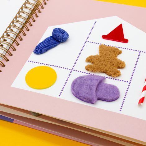 page illustrée avec : une chaussette, un ballon jaune, un ourson brun, un chapeau rouge pointu, un chausson violet, un bâton rouge et blanc