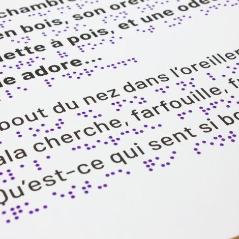 texte en braille sérigraphié en violet et texte en gros caractères