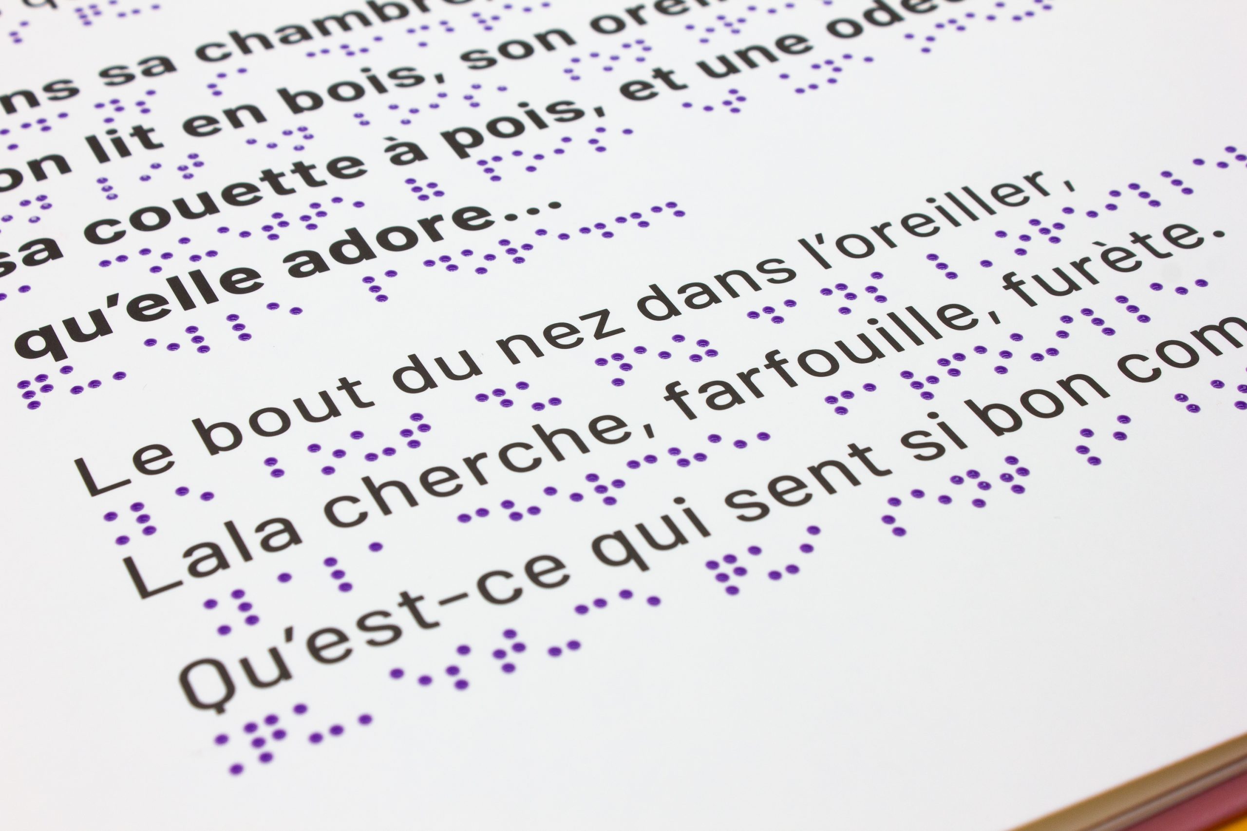 texte en braille sérigraphié en violet et texte en gros caractères
