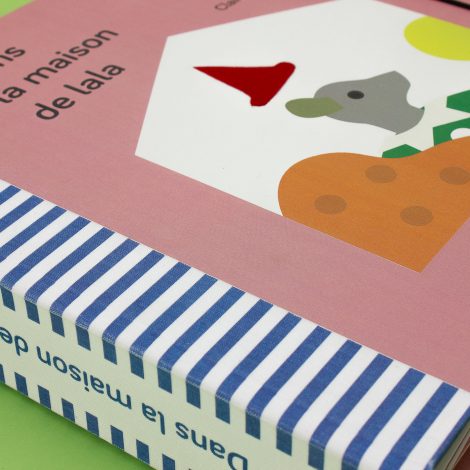 couverture avec toile sur le dos, rayée comme une marinière, et visuel représentant une souris marron avec un chapeau tactile imbriqué dans la couverture