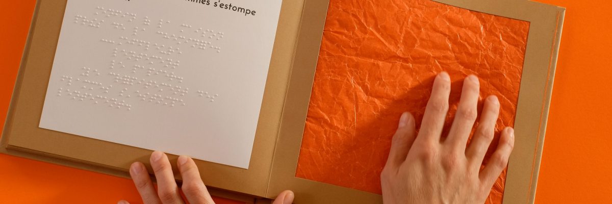 illustration du crépitement du feu du livre dans les bois, deux mains effleurent du papier cristal orange