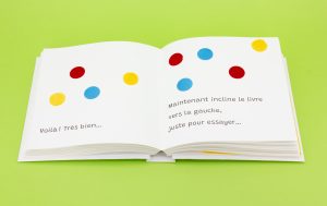 intérieur du livre avec des points de matières et couleurs différentes éparpillés sur la page