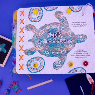 Livre Papik le filet fantôme avec un visuel d'une tortue avec des filets de pêche et une reliure avec du filet de pêche.