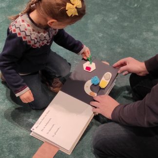 un homme et une fille lisent le livre fragile lors de l'exposition