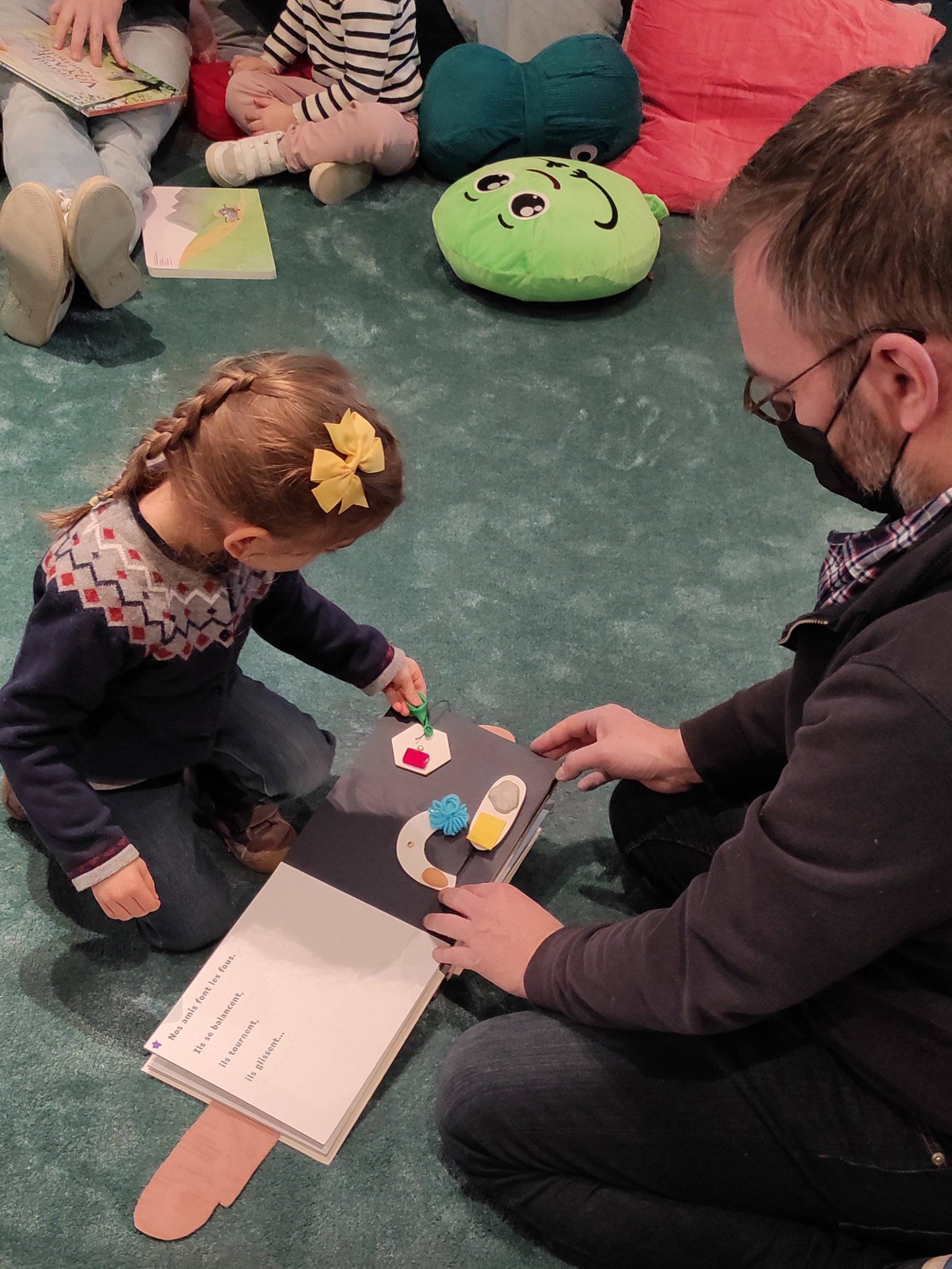 un homme et une fille lisent le livre fragile lors de l'exposition