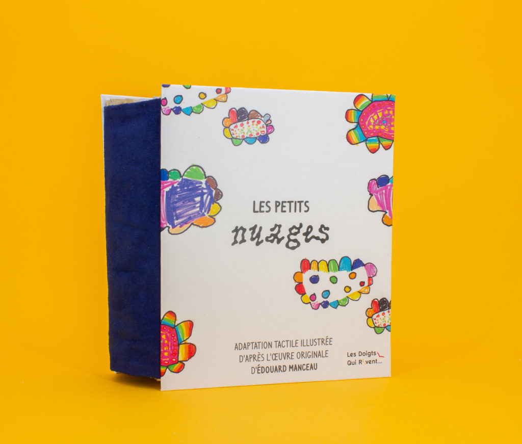 Livre tactile Les petits nuages. Sur la couverture il y a des nuages multicolores dessinés par des enfants. Le titre est écrit avec une police en forme de vague.
