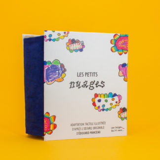 Livre tactile Les petits nuages. Sur la couverture il y a des nuages multicolores dessinés par des enfants. Le titre est écrit avec une police en forme de vague.