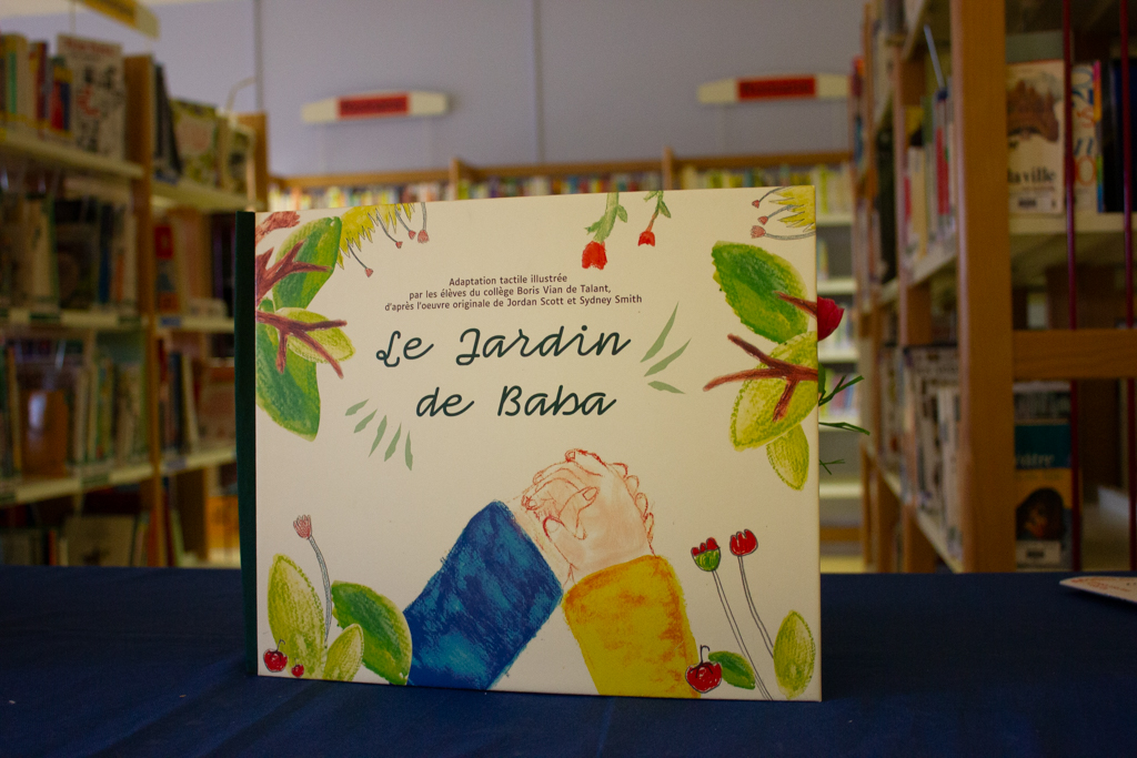 couverture du livre le jardin de baba version tactile : dessin de deux mains qui se tiennent