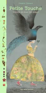 Couverture de l'album original Petite Touche. On y voit une fillette en robe et converse, avec un oiseau sur la tête. 