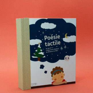 Couverture du recueil de Poésies tactiles. On y voit une enfant qui rêve et dans la bulle de pensée est écrit le titre "Poésie tactile" entouré de nuages.