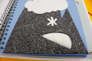 Montagne avec de la neige, un flocon et un nuage