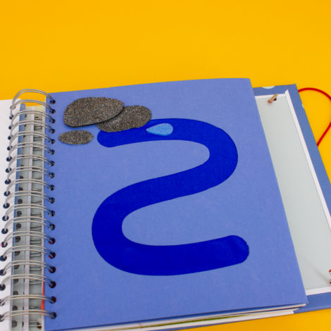 Une illustration tactile du prochain livre bon voyage, petite goutte. Rivière avec une goutte dessus.