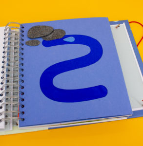 Une illustration tactile du prochain livre bon voyage, petite goutte. Rivière avec une goutte dessus.