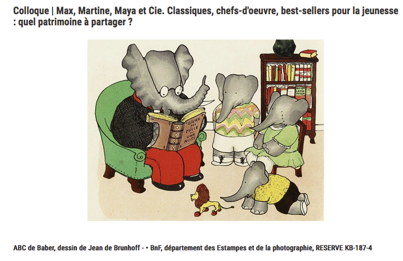 Illustration issue de l'album jeunesse Babar, un éléphant assis dans un fauteuil et qui lit devant 3 éléphanteaux assis sur une chaise. Ils sont bien habillés et sont tranquillement installés dans le salon d'une maison