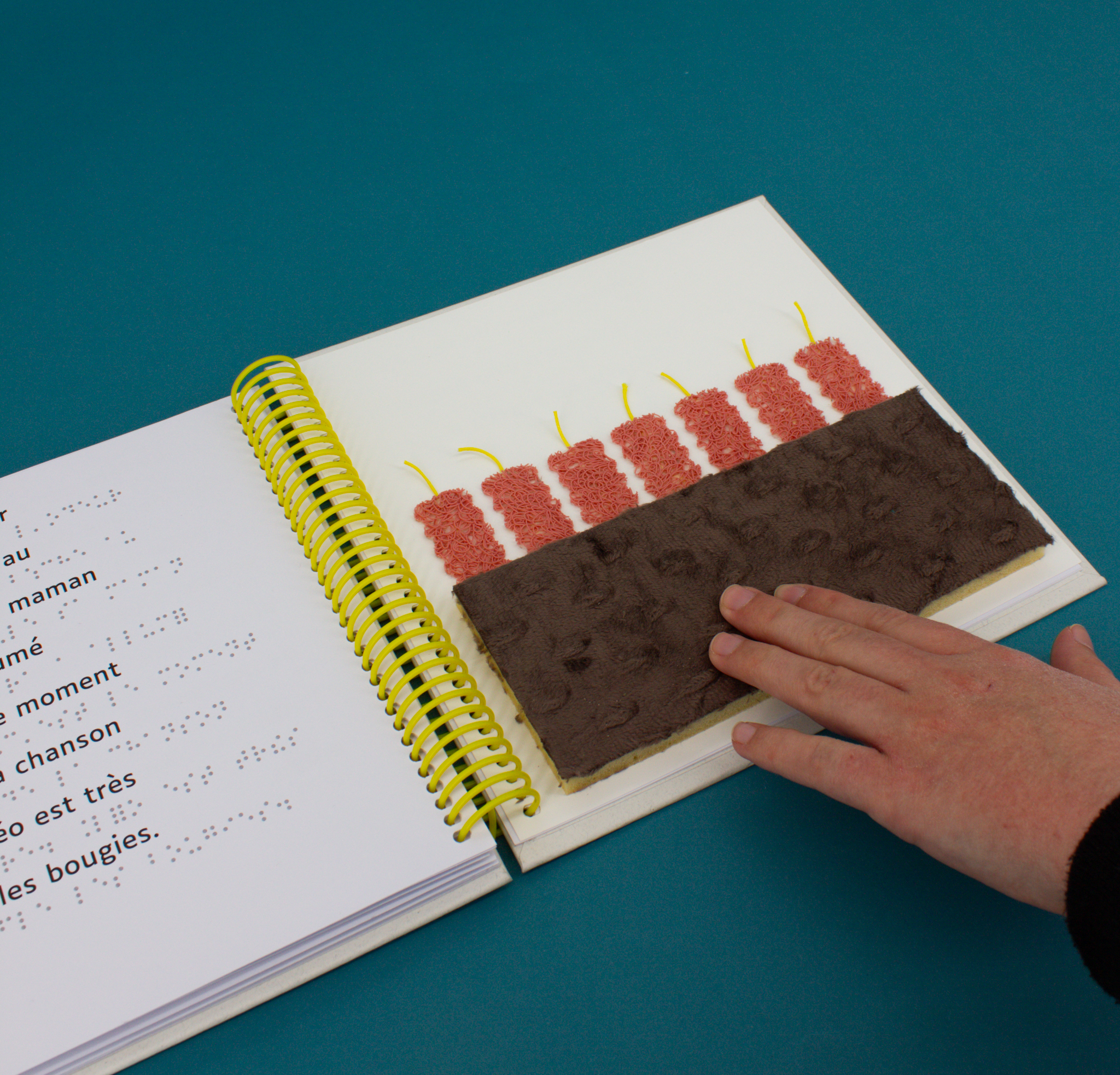 Intérieur du livre avec illustration tactile avec une main