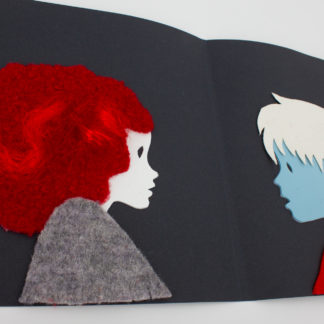 représentation tactile d'une femme aux cheveux rouges et d'un homme aux cheveux blancs sur une page noir