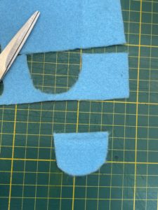 photo d'un morceau de feutrine dans lequel est découpé un demi ovale