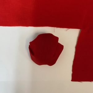 coquille recouverte de tissu rouge