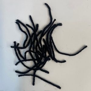 Morceaux de laine noire