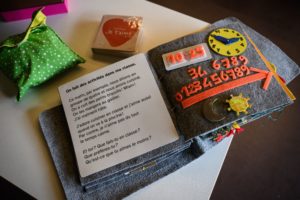 Photo d'une double page du livre avec une horloge et des chiffres