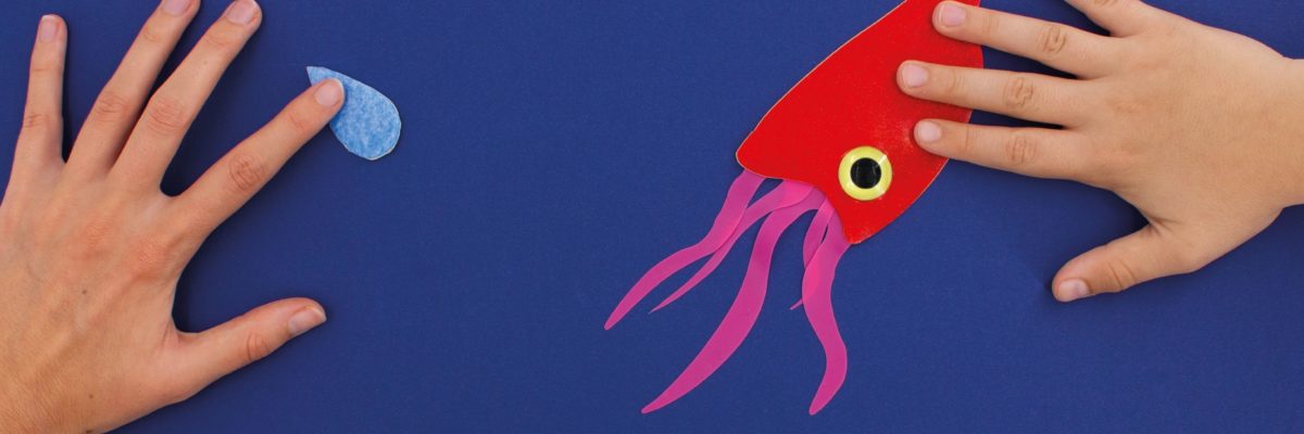 Deux mains avec une qui touche une goutte tactile et une qui touche un calamar tactile.