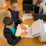 un enfant de l'IJA  découvre tactilement une maquette
