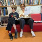 un enfant de l'IJA  découvre tactilement une maquette