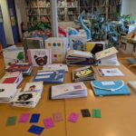 toutes lesmaquettes tactiles du concours tactus France 2026 sont posées sur une table avec des coeurs tactiles pour permettre aux enfants de voter