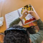 un enfant de l'IJA  découvre tactilement une maquette