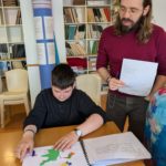 un enfant de l'IJA découvre tactilement une maquette