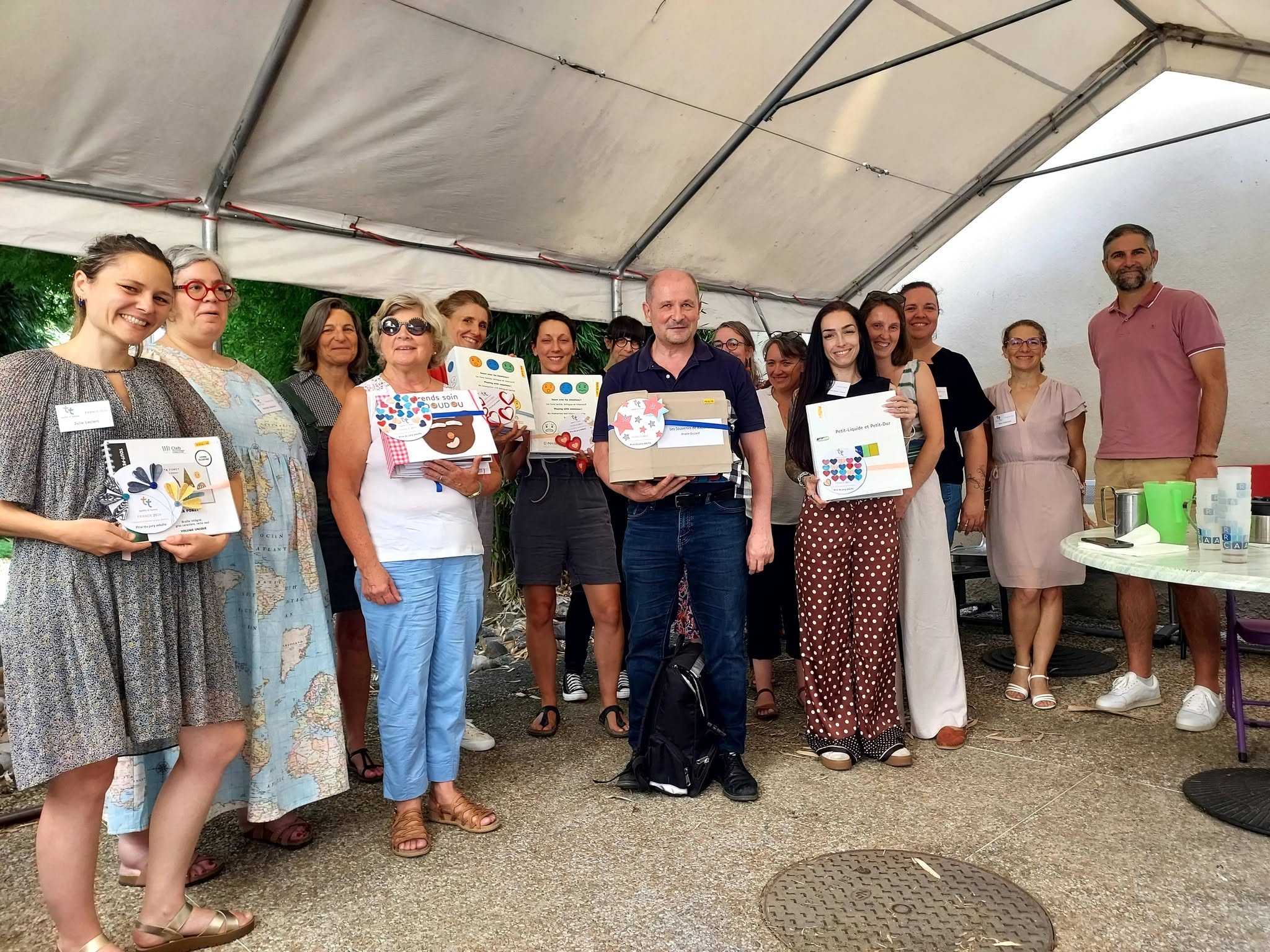 photo des membres du jury portant dans leurs mains les livres lauréats