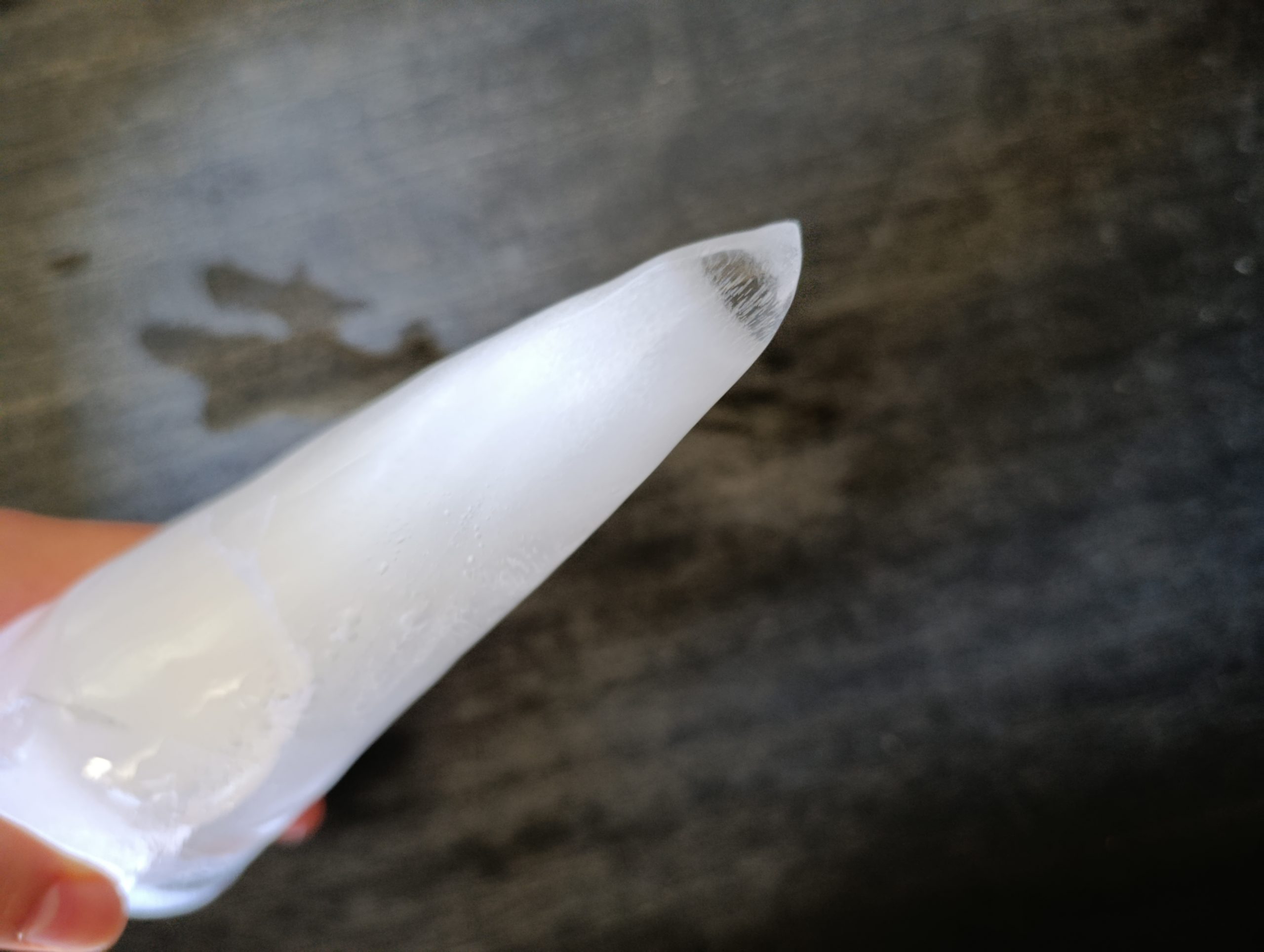 Pic de glace pointu après le passage de l'extrémité sous l'eau chaude